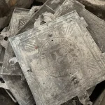Perbedaan Manhole Cover dan Grill Besi Cor: Mana yang Tepat untuk Proyek Anda?